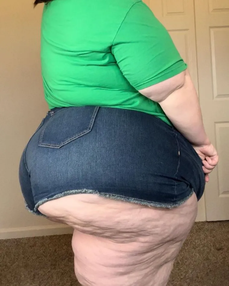 Mama s velikim grudima i oblinama voli se oskudno oblačiti: 'Trolovi kažu da bih se trebala pokriti, ali nije me briga'