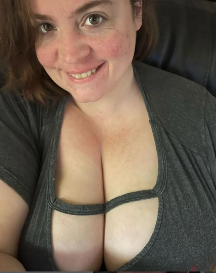 Mama s velikim grudima i oblinama voli se oskudno oblačiti: 'Trolovi kažu da bih se trebala pokriti, ali nije me briga'