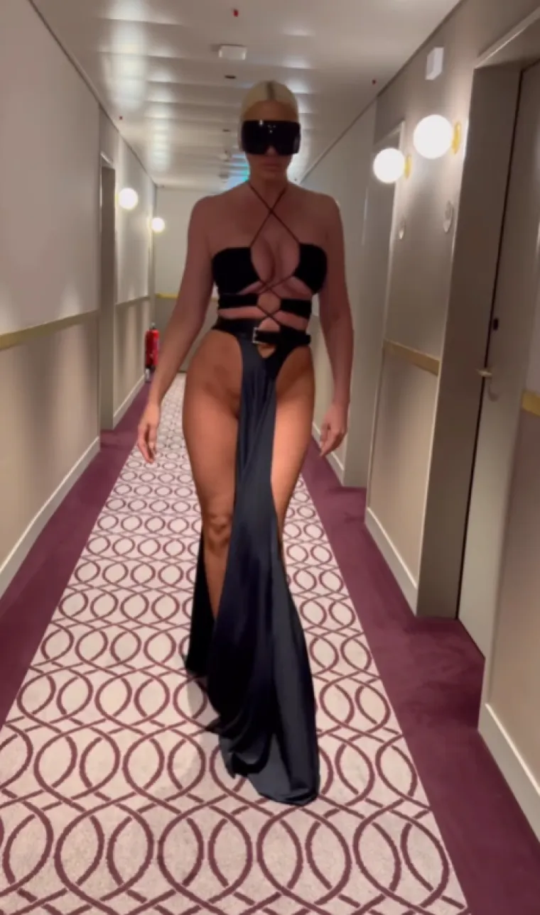 Jelena Karleuša potpuno gola ispod opravice visokog rizika: U silnom miješanju bokovima uspjela pokazati previše!