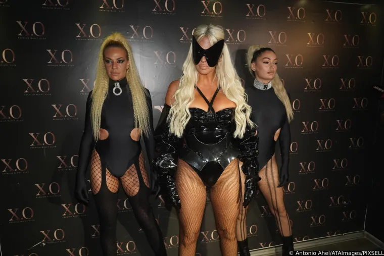 Jelena Karleuša potpuno gola ispod opravice visokog rizika: U silnom miješanju bokovima uspjela pokazati previše!