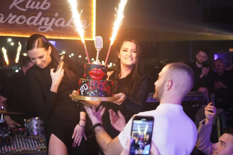 Narodnjaci se sjatili u klub Narodnjak: Barbara Bobak okupila srpsku estradu, imalo se u &scaron;to gledati