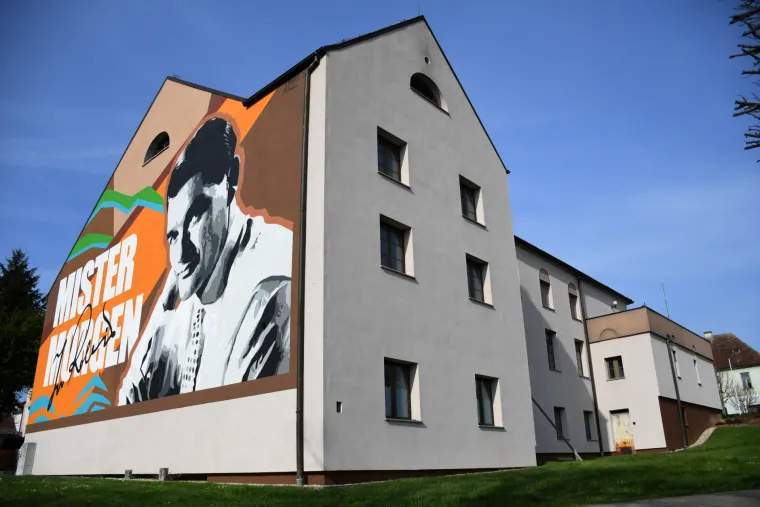 Ivo Robić za 100. rođendan u Garešnici dobio svoj prvi mural, skriva i zanimljivu poruku