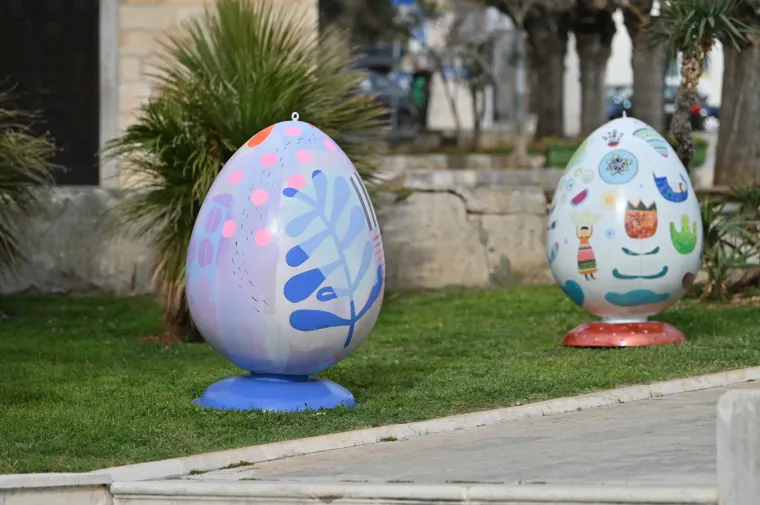 U Makarskoj uoči Uskrsa osvanule ogromne oslikane pisanice, već su glavna atrakcija