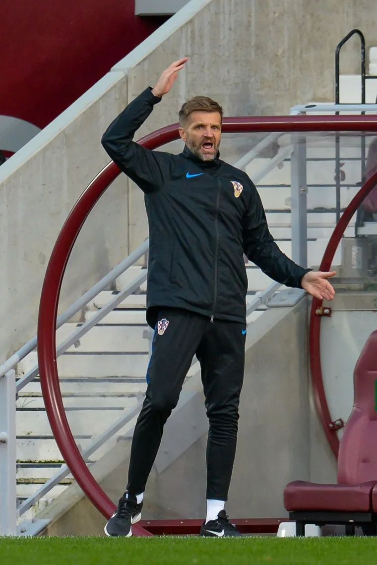  Engleski tabloid The Sun objavio je članak o njemu pod naslovom &quot;Bivša zvijezda Premier lige, koja izgleda neprepoznatljivo, preuzela je momčad koja igru Ligu prvaka&quot;.