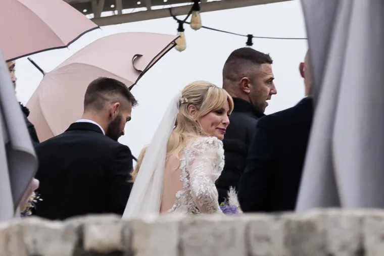 Iris i nogometaš Marko Livaja započeli su svoju vezu 2014. godine, unatoč razlici u godinama od 14 godina. Njihova ljubav rezultirala je brakom u svibnju 2022. godine. 