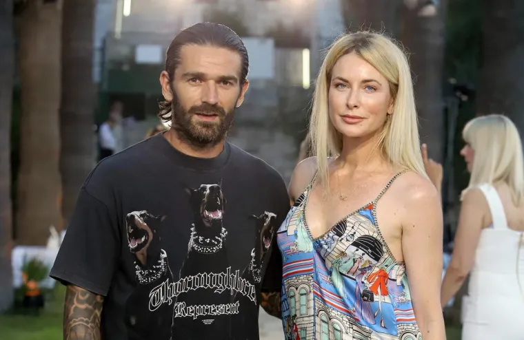 Od njega je starija vi&scaron;e od desetljeća, a svoju je karijeru zanemarila samo kako bi on mogao imati svoju