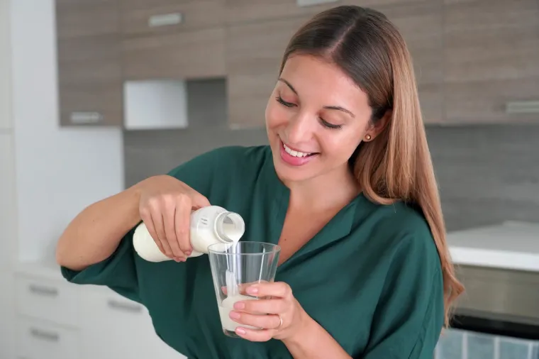 Kefir se može piti u prilično velikim količinama - do 1,5 litara dnevno, a lakše se i brže probavlja od mlijeka. Dok se kuhano mlijeko zadržava u želucu oko sedam sati, kefir iz masnog mlijeka se zadržava 4,5 sata, a iz obranog mlijeka 3 sata.