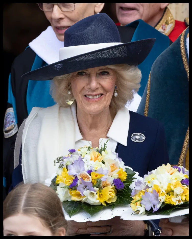 Kako bi izbjegla otkrivanje informacija koje bi mogle naštetiti kraljevskoj obitelji, Camilla je nametnula pravilo da njeni članovi izbjegavaju približavanje ljudima izvan palače. Kate je, međutim, odlučna u namjeri da se osveti i učinit će upravo suprotno.