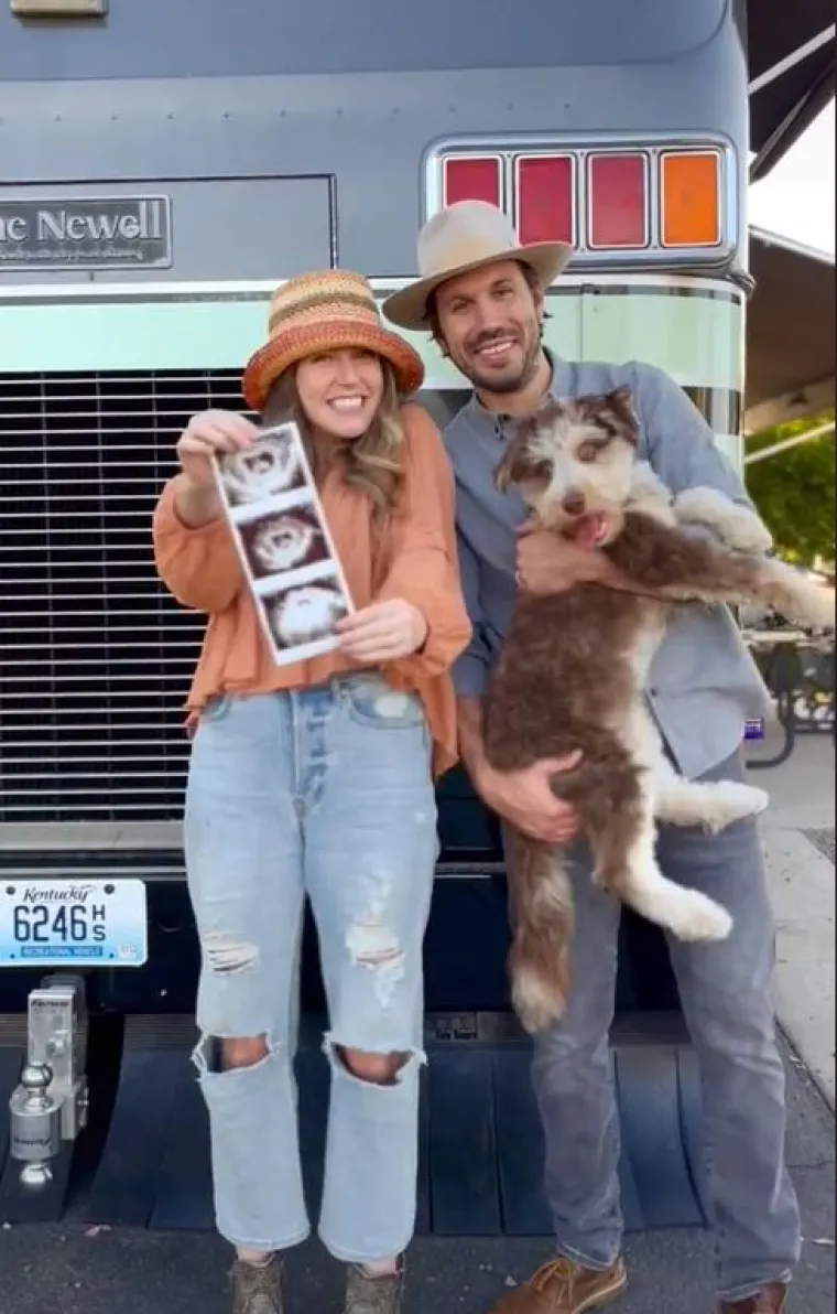 Hannah radi kao fotografkinja vjenčanja, dok je suprug Cody mikrobiolog koji može raditi na daljinu. 