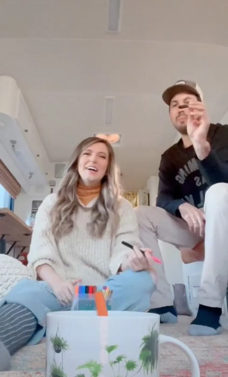 Mijenjaju lokacije svakih mjesec ili dva, ovisno o tome gdje Hannah ima svadbena snimanja. 