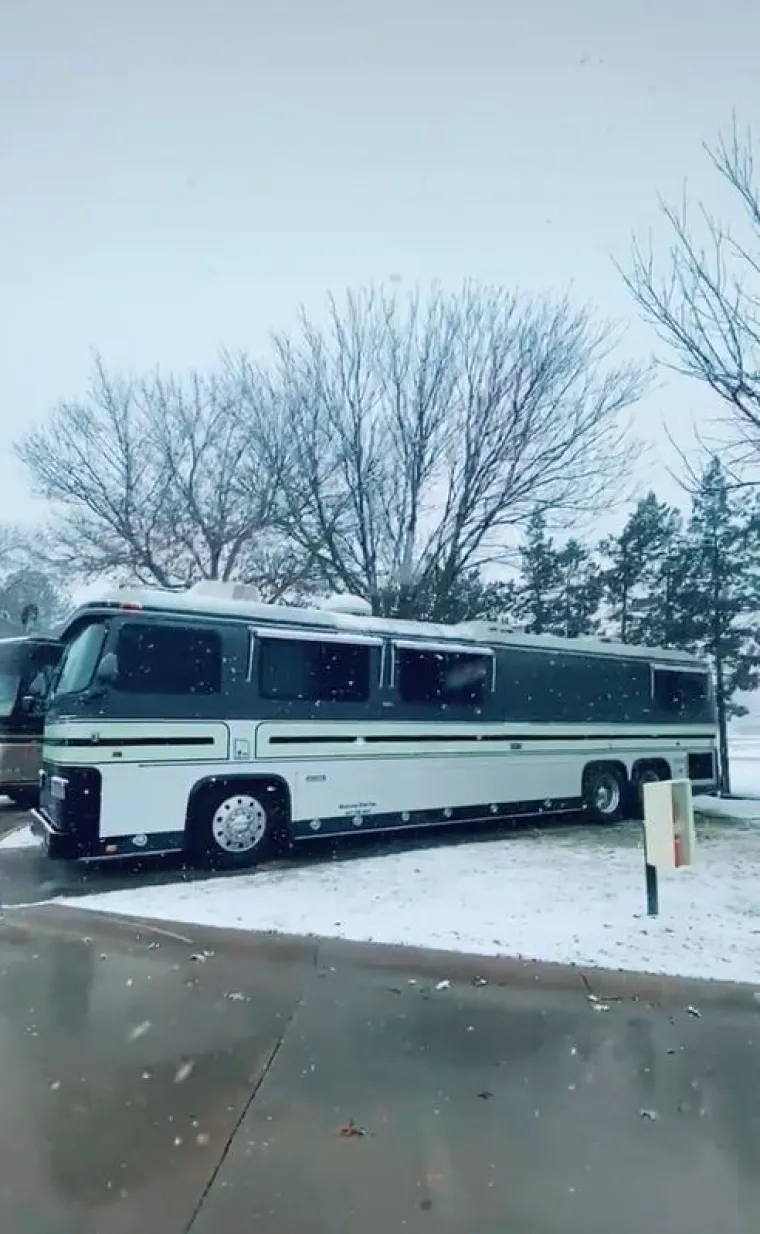 Par je potrošio 30.000 eura za kupnju autobusa, što je puno jeftinije od prosječne kuće, koja je u Ujedinjenom Kraljevstvu iznosila 334.000 eura u prosincu 2022., ali su ga od tada renovirali. 