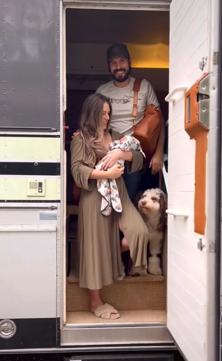 Bračni par je u rujnu prošle godine dobio djevojčicu koja putuje s njima u autobusu.