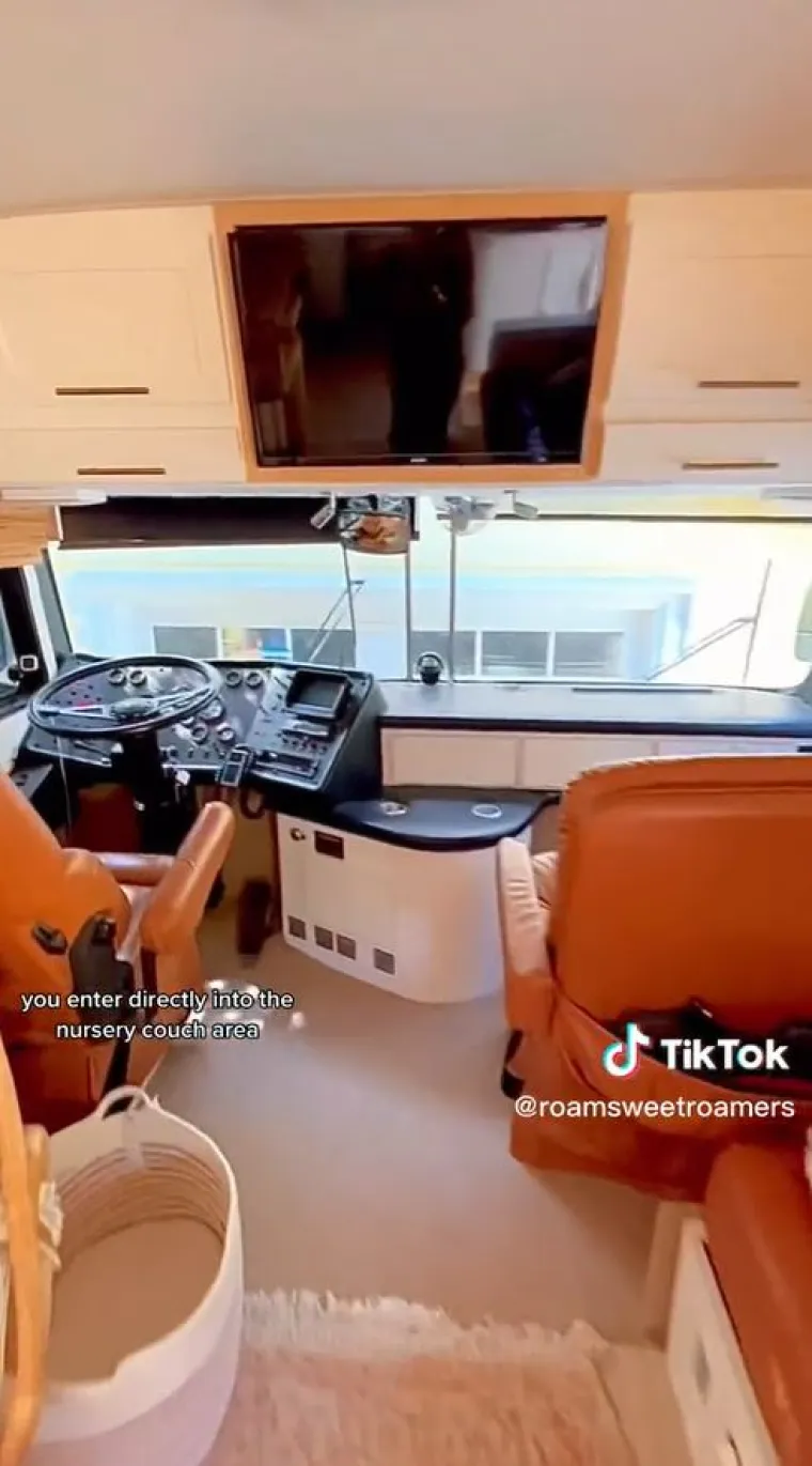 U jednom videu su se obratili pratiteljima i rekli: “Bok! Mi smo Roam Sweet Roamers, četveročlana obitelj koja putuje SAD-om u našem preuređenom turističkom autobusu iz 1987. godine.&quot;