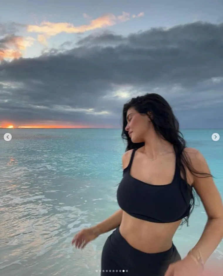 Ovo nije za one slabog srca: Kylie Jenner u mini bikiniju u bazenu, pogled pada ravno na njezino bujno poprsje