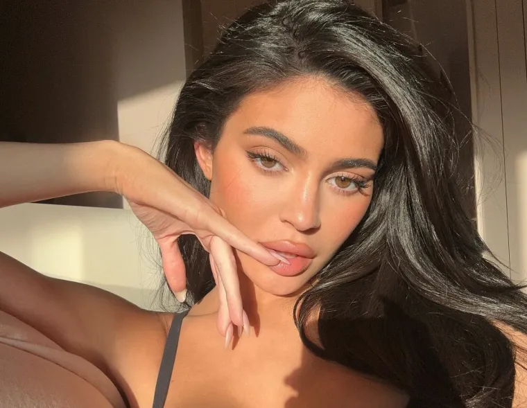 Kylie Jenner se ne prestaje hvaliti svojim oblinama, pogledajte kakvu je seriju fotografija sada objavila...