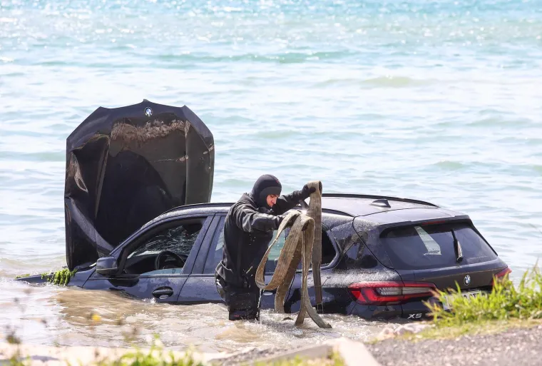 BMW i teretno vozilo upali u more: Pogledajte kako je izgledalo izvlačenje u trajektnom pristani&scaron;tu