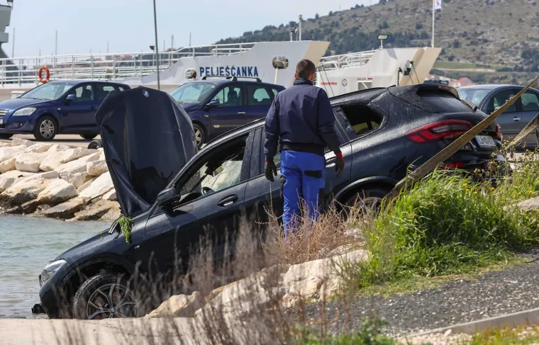 BMW i teretno vozilo upali u more: Pogledajte kako je izgledalo izvlačenje u trajektnom pristani&scaron;tu