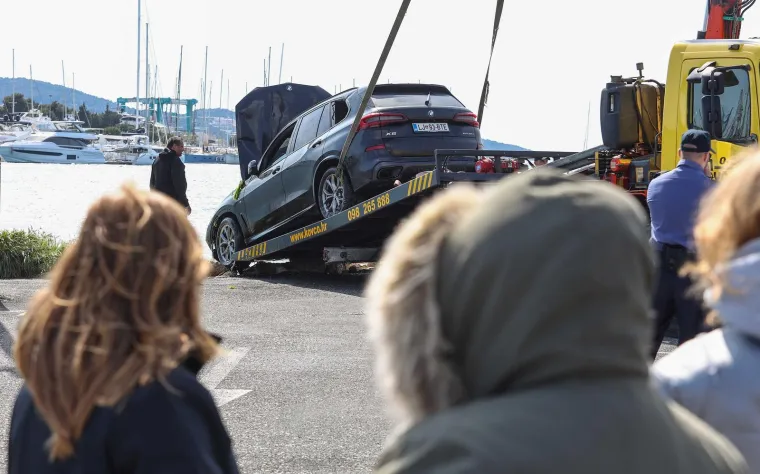 BMW i teretno vozilo upali u more: Pogledajte kako je izgledalo izvlačenje u trajektnom pristani&scaron;tu
