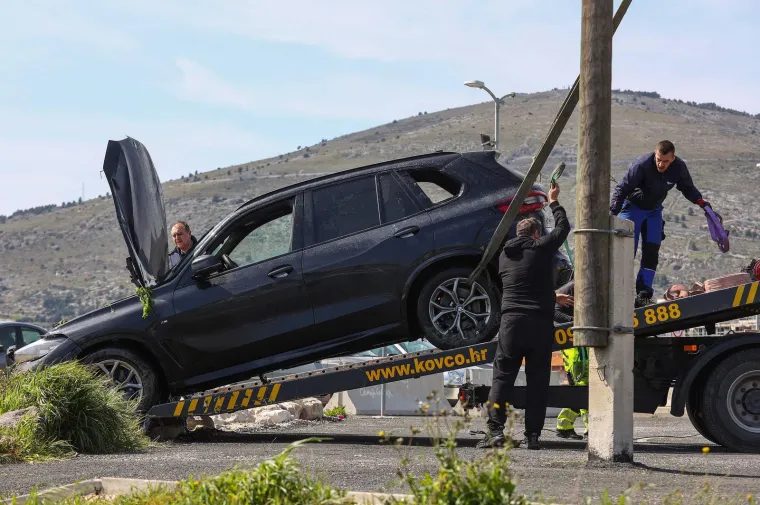 BMW i teretno vozilo upali u more: Pogledajte kako je izgledalo izvlačenje u trajektnom pristani&scaron;tu