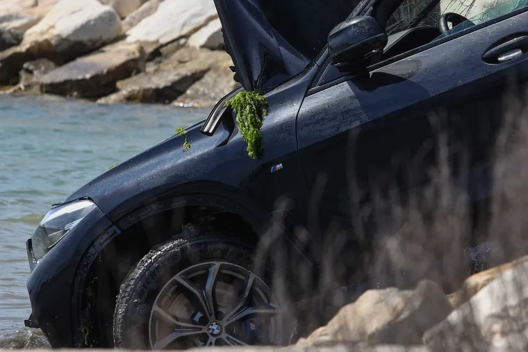 BMW i teretno vozilo upali u more: Pogledajte kako je izgledalo izvlačenje u trajektnom pristani&scaron;tu