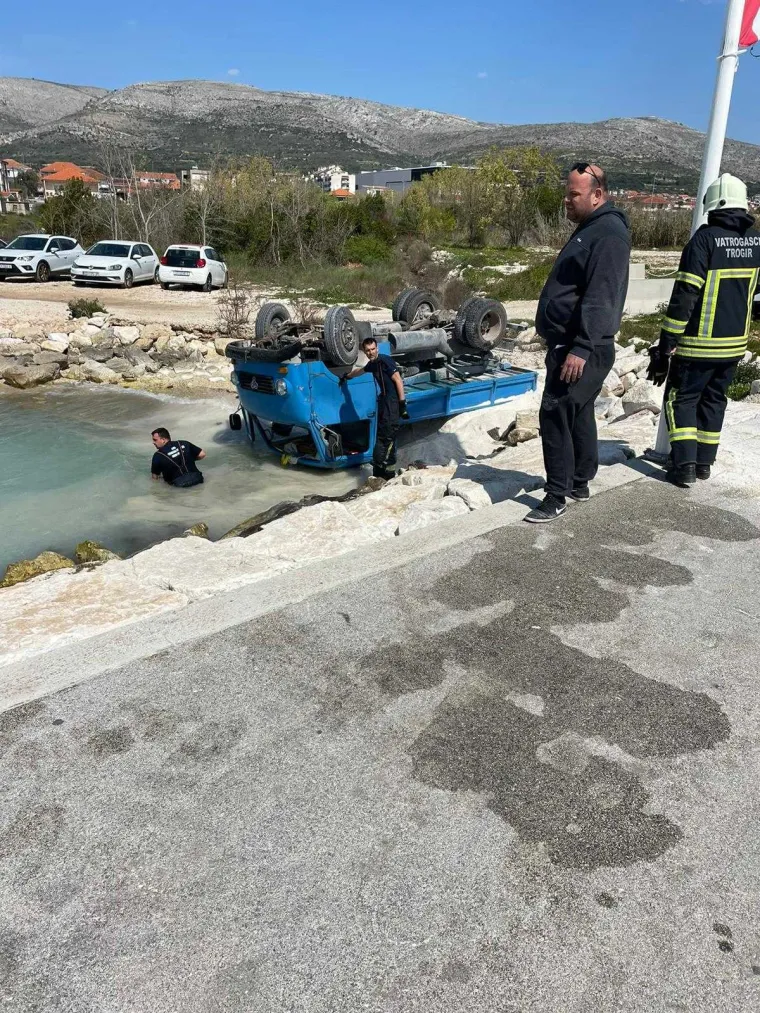 BMW i teretno vozilo upali u more: Pogledajte kako je izgledalo izvlačenje u trajektnom pristani&scaron;tu