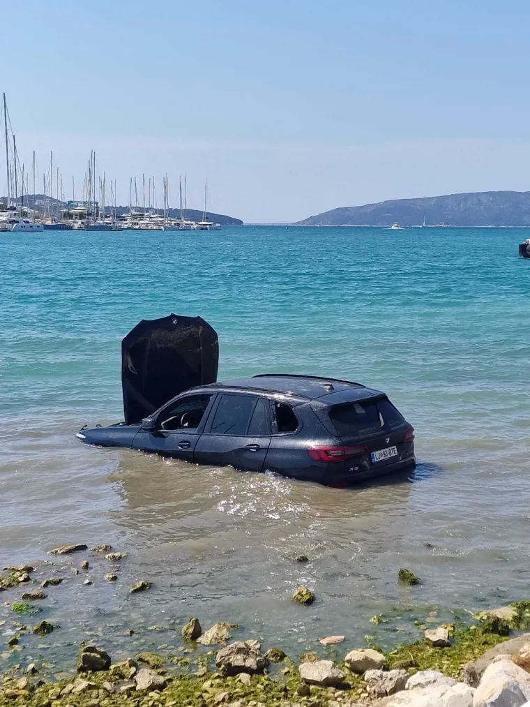 BMW i teretno vozilo upali u more: Pogledajte kako je izgledalo izvlačenje u trajektnom pristani&scaron;tu