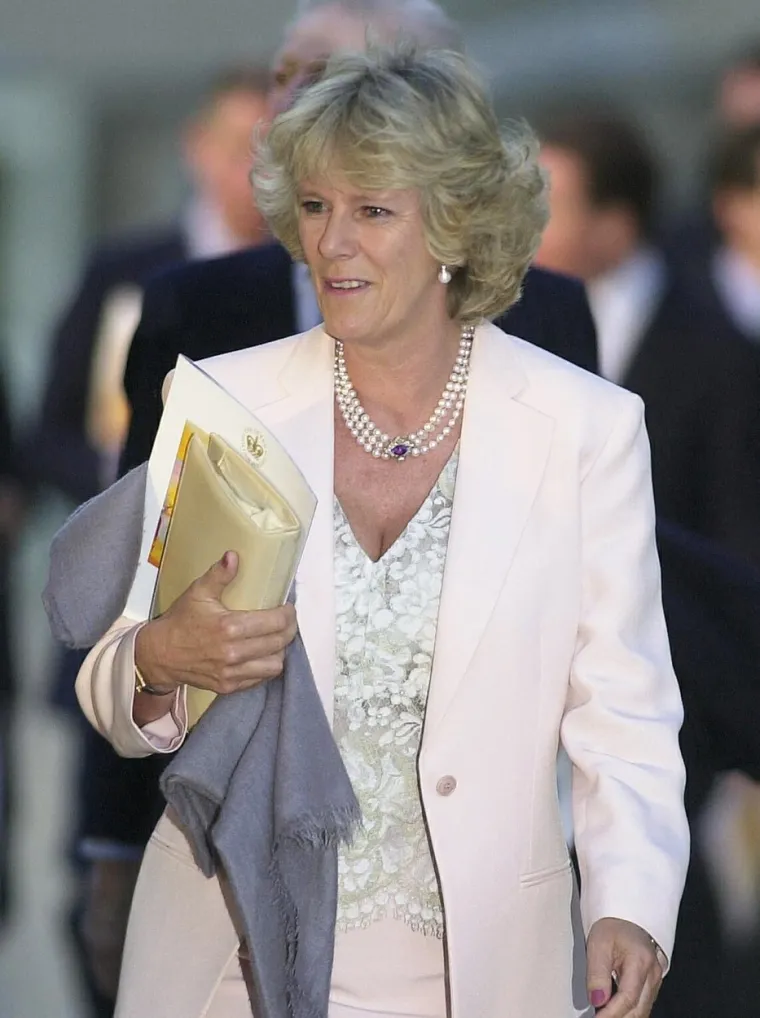 Camilla će na krunidbi nositi istu haljinu kao i princeza Diana: 'Opona&scaron;at će njen izgled i omalovažavati njen ugled'