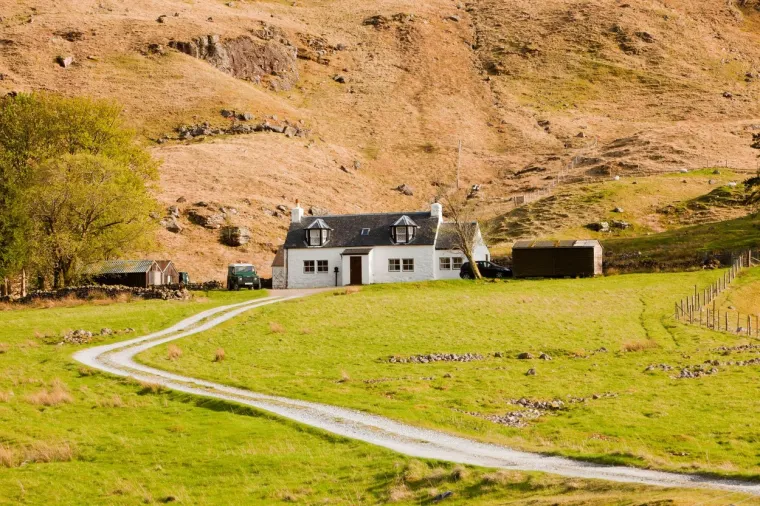 Osamljeno imanje na škotskim otocima, Achnambeithach Cottage nalazi se u Glencoeu u blizini Loch Achtriochtana.  Za kućicu s dvije spavaće sobe kaže se da datira iz 1900. godine.