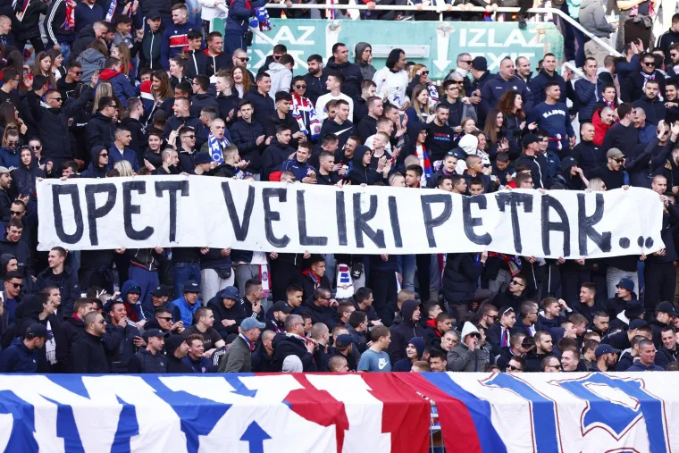 Torcida je na Poljudu počela navijati tek u &scaron;estoj minuti: Na početku utakmice istaknuli su zanimljiv transparent