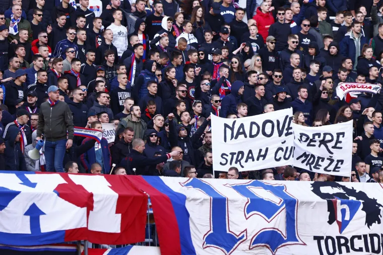 Torcida je na Poljudu počela navijati tek u &scaron;estoj minuti: Na početku utakmice istaknuli su zanimljiv transparent