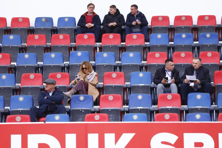 Torcida je na Poljudu počela navijati tek u &scaron;estoj minuti: Na početku utakmice istaknuli su zanimljiv transparent