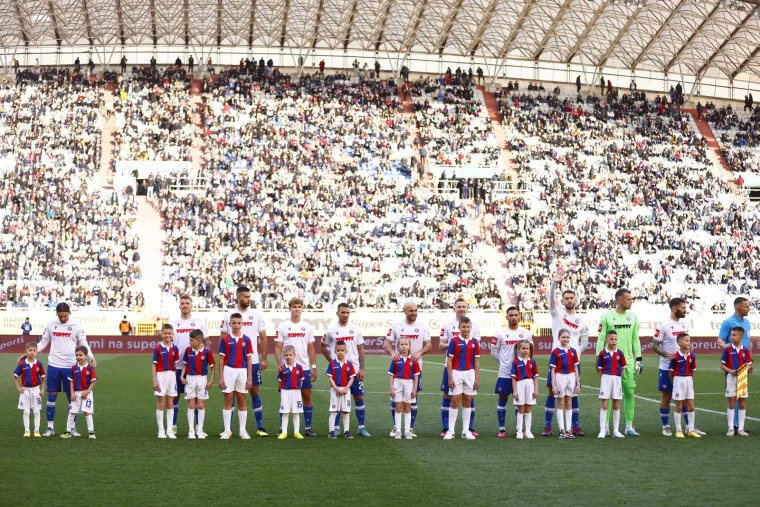 Torcida je na Poljudu počela navijati tek u &scaron;estoj minuti: Na početku utakmice istaknuli su zanimljiv transparent