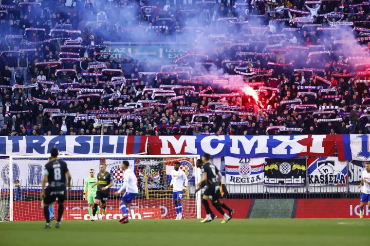 Torcida je na Poljudu počela navijati tek u &scaron;estoj minuti: Na početku utakmice istaknuli su zanimljiv transparent