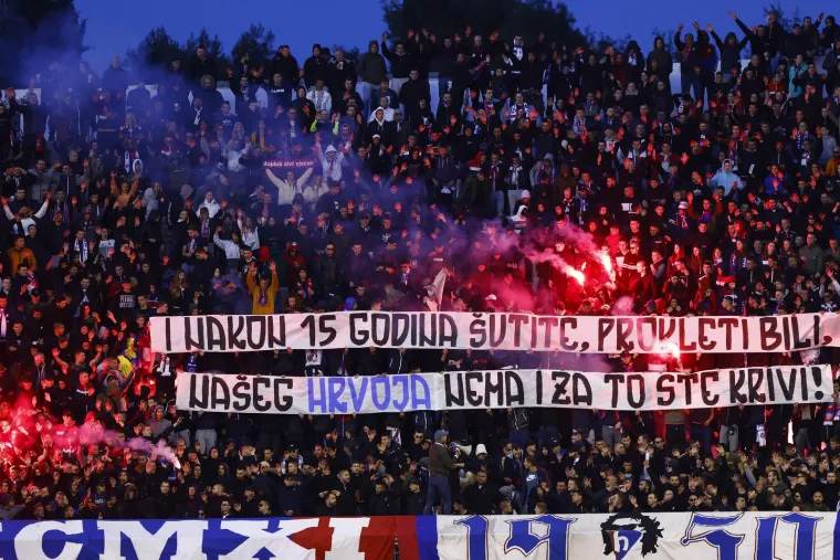 Torcida ne zaboravlja veliku tragediju: 'I nakon 15 godina &scaron;utite prokleti bili, na&scaron;eg Hrvoja nema i za to ste krivi'
