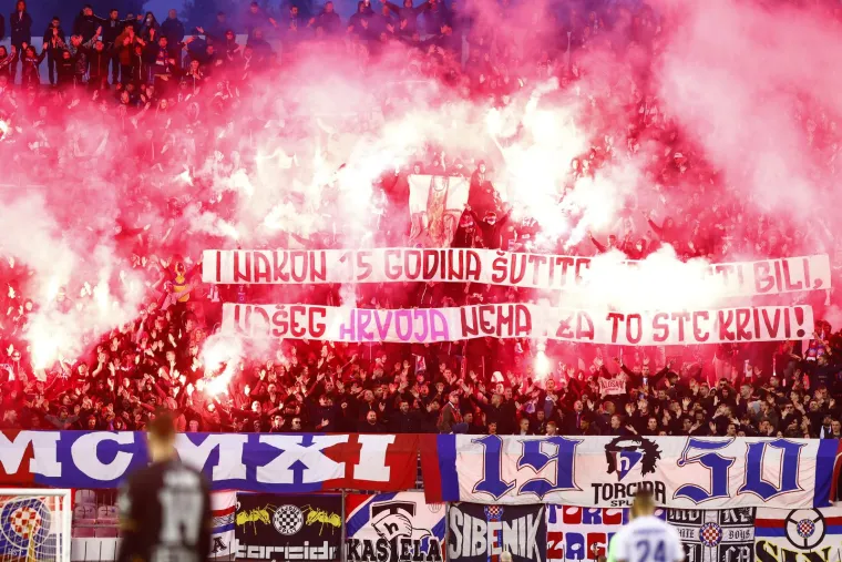 Torcida ne zaboravlja veliku tragediju: 'I nakon 15 godina &scaron;utite prokleti bili, na&scaron;eg Hrvoja nema i za to ste krivi'