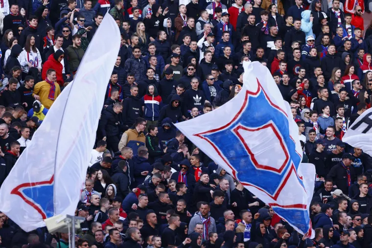 Torcida ne zaboravlja veliku tragediju: 'I nakon 15 godina &scaron;utite prokleti bili, na&scaron;eg Hrvoja nema i za to ste krivi'