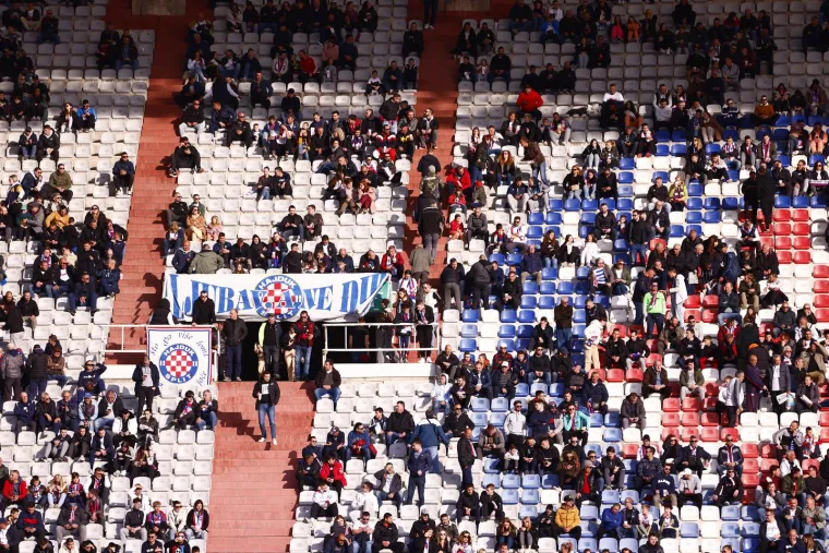 Torcida ne zaboravlja veliku tragediju: 'I nakon 15 godina &scaron;utite prokleti bili, na&scaron;eg Hrvoja nema i za to ste krivi'