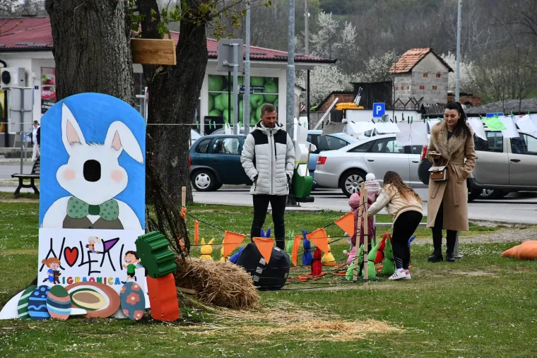U centru Sibinja sve se zašarenilo: Pogledajte kako izgleda slavonski Zekograd