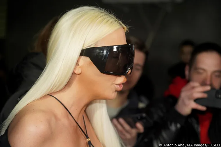 Jelena Karleuša na koncert imenjakinje došla u najoskudnijem izdanju do sad: Tri crte jedva izdržale oveće poprsje