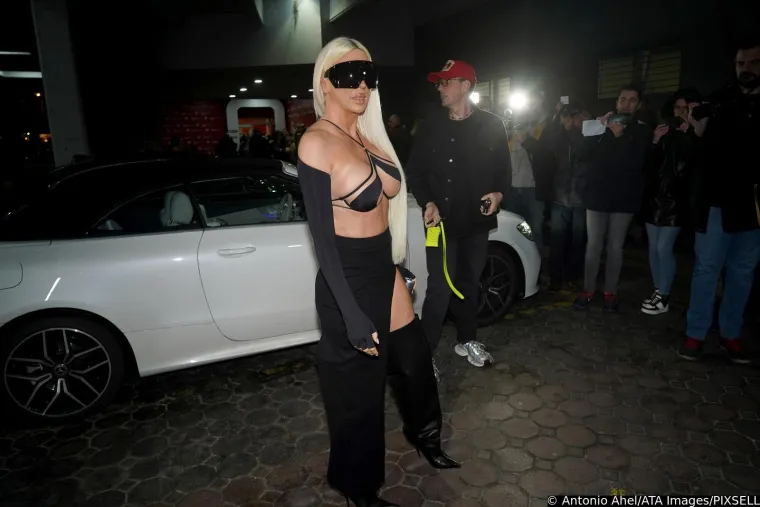 Jelena Karleuša na koncert imenjakinje došla u najoskudnijem izdanju do sad: Tri crte jedva izdržale oveće poprsje
