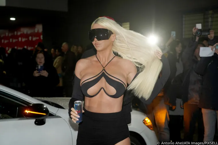 Jelena Karleuša na koncert imenjakinje došla u najoskudnijem izdanju do sad: Tri crte jedva izdržale oveće poprsje
