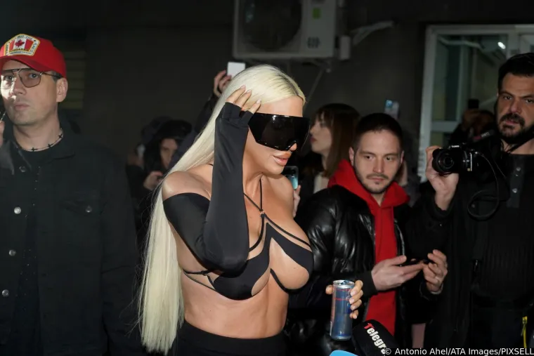 Jelena Karleuša na koncert imenjakinje došla u najoskudnijem izdanju do sad: Tri crte jedva izdržale oveće poprsje