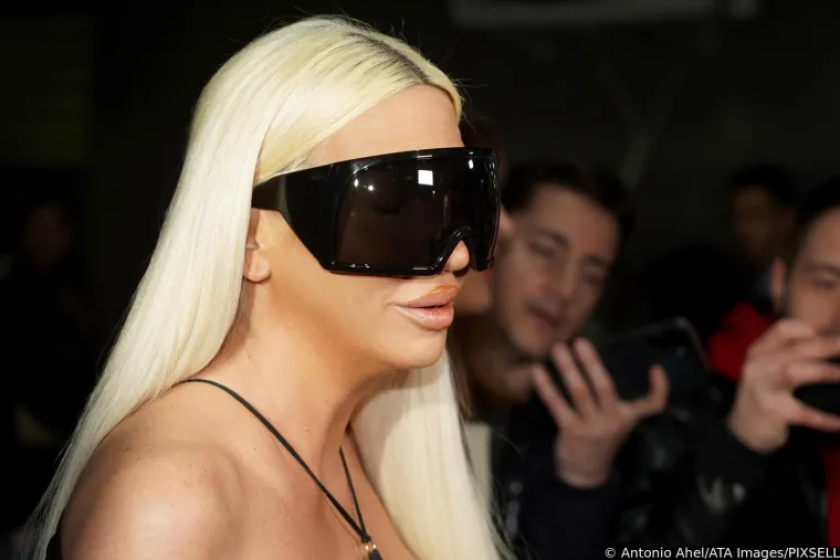 Jelena Karleuša na koncert imenjakinje došla u najoskudnijem izdanju do sad: Tri crte jedva izdržale oveće poprsje