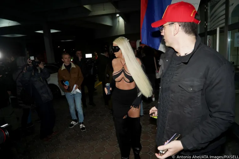 Jelena Karleuša na koncert imenjakinje došla u najoskudnijem izdanju do sad: Tri crte jedva izdržale oveće poprsje
