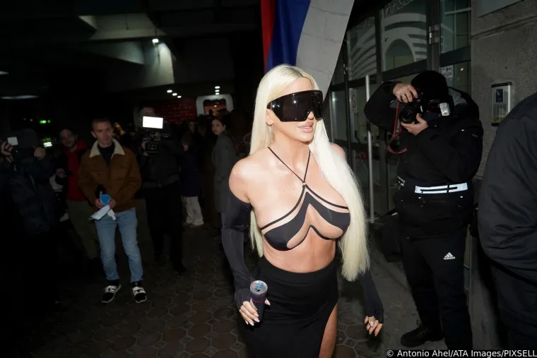 Jelena Karleuša na koncert imenjakinje došla u najoskudnijem izdanju do sad: Tri crte jedva izdržale oveće poprsje