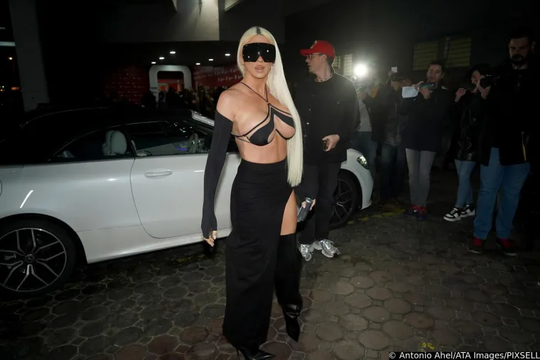 Jelena Karleu&scaron;a na koncert imenjakinje do&scaron;la u najoskudnijem izdanju do sad: Tri crte jedva izdržale oveće poprsje