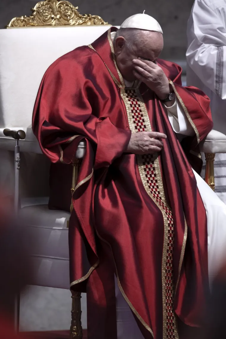 Papa Franjo u kolicima predvodio molitvu na Veliki petak u bazilici sv. Petra: Ipak, neće predvoditi Križni put u Koloseumu