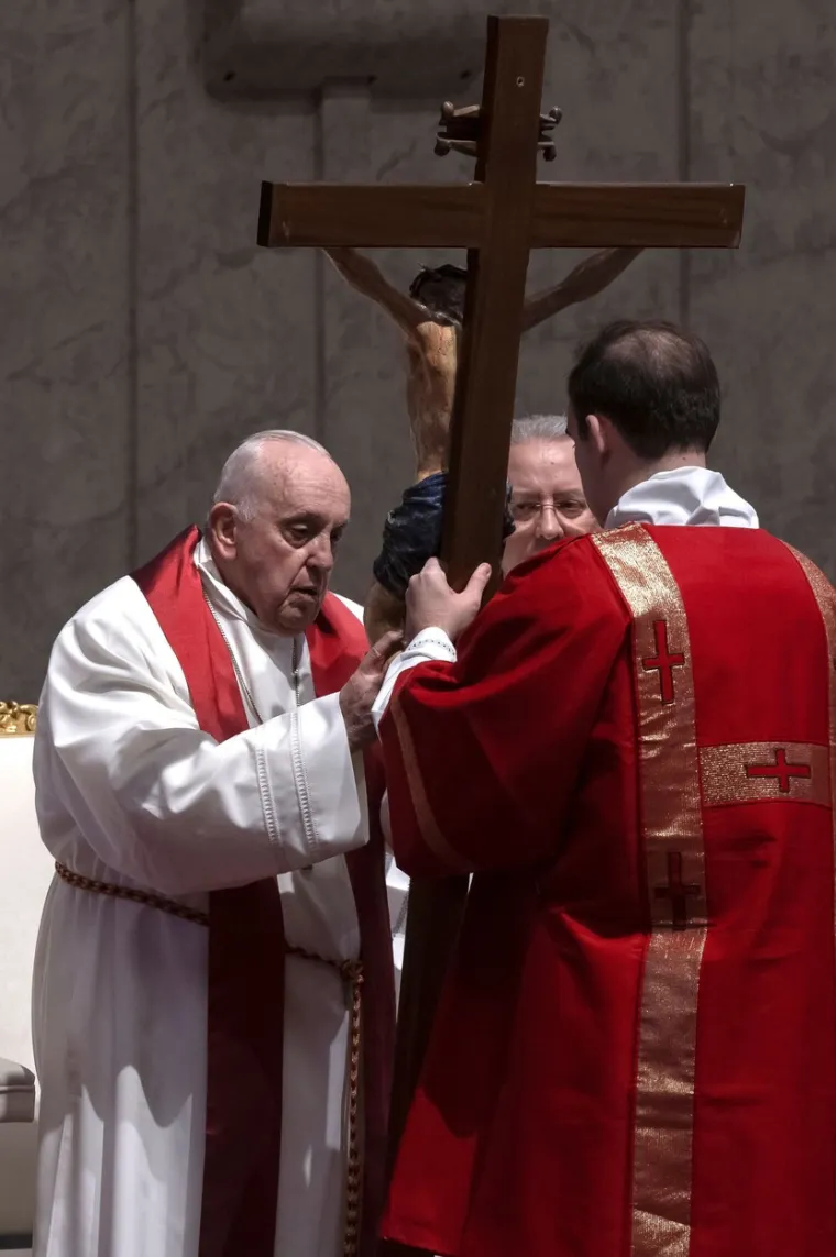 Papa Franjo u kolicima predvodio molitvu na Veliki petak u bazilici sv. Petra: Ipak, neće predvoditi Križni put u Koloseumu