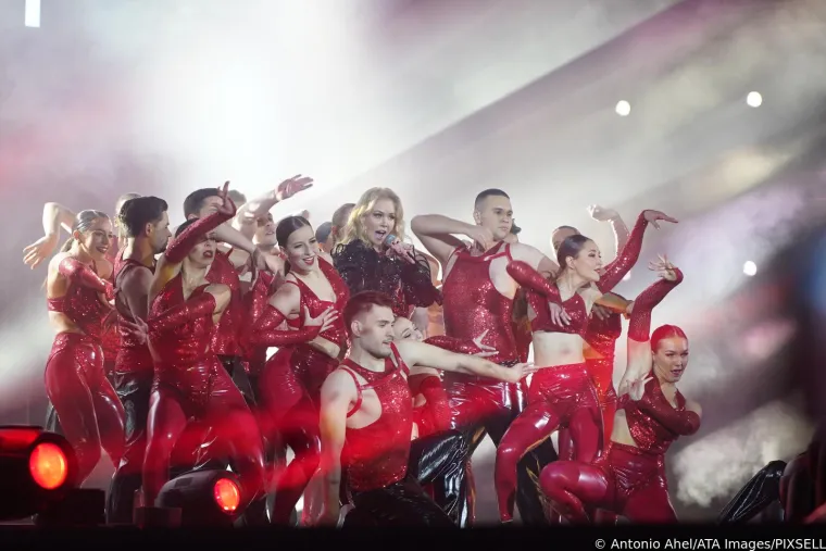 Jelena Rozga u crvenom čipkastom kombinezonu raspametila Beograđane: Dokazala za&scaron;to je kraljica Balkana