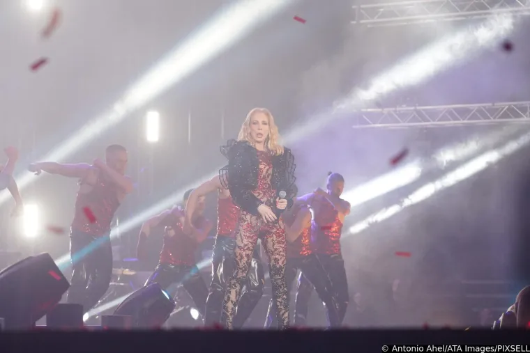 Jelena Rozga u crvenom čipkastom kombinezonu raspametila Beograđane: Dokazala za&scaron;to je kraljica Balkana